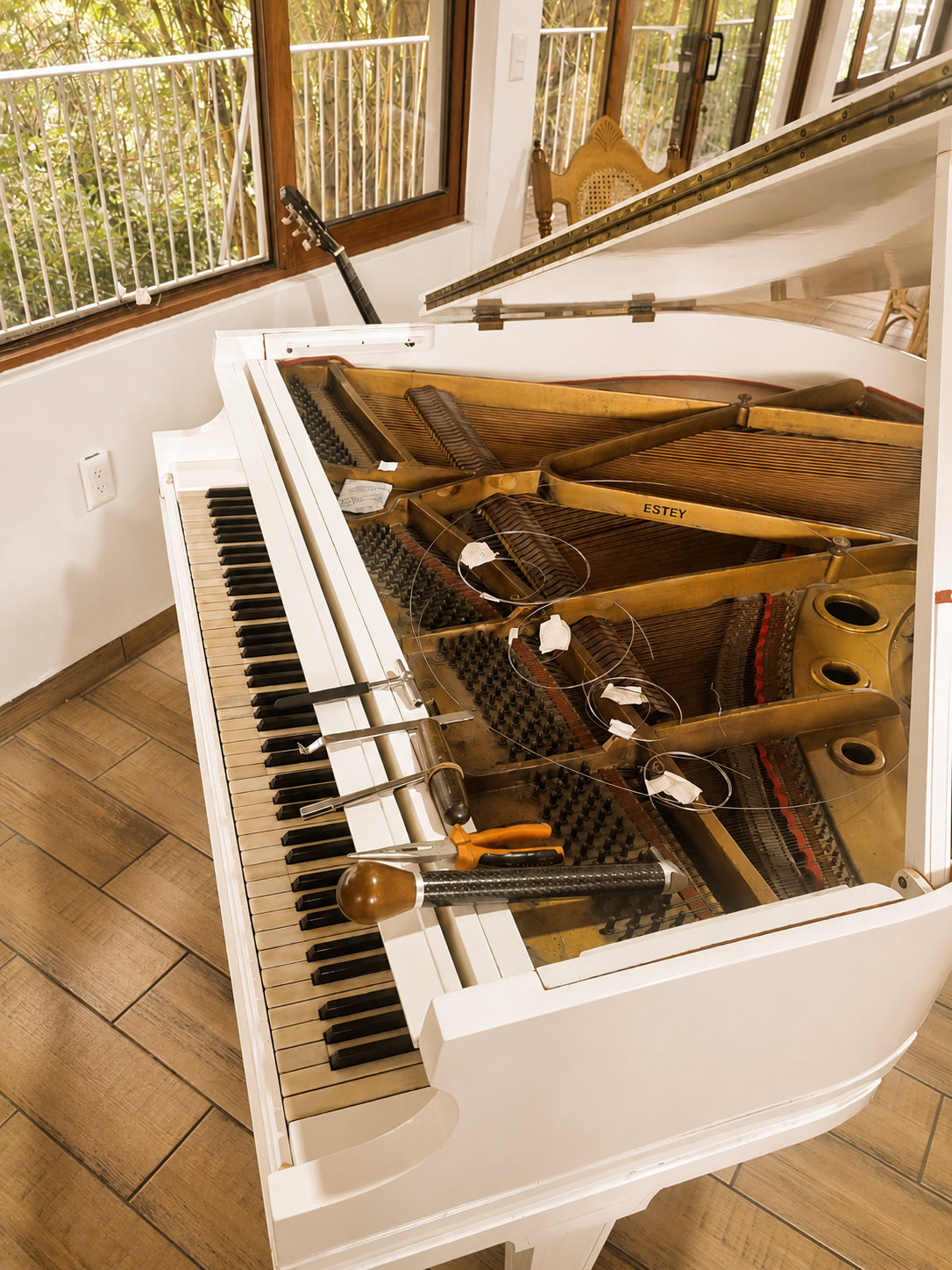 Foto de un trabajo de afinación o reparación de pianos realizado por Clavium
